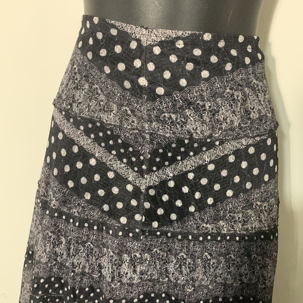 Noni B elastic waisted , flowing skirt with  lace overlay in tiered pattern - Picture 2 of 5